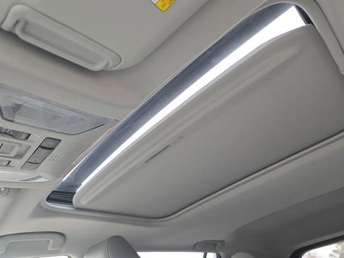 Used 2022 Toyota RAV4 XLE Premium image 25