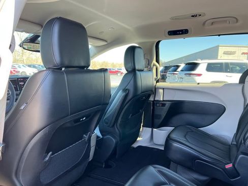 Used 2024 Chrysler Pacifica Touring-L FWD image 39