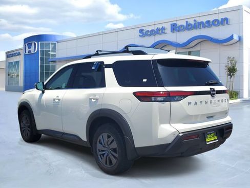 Used 2024 Nissan Pathfinder SV FWD image 3