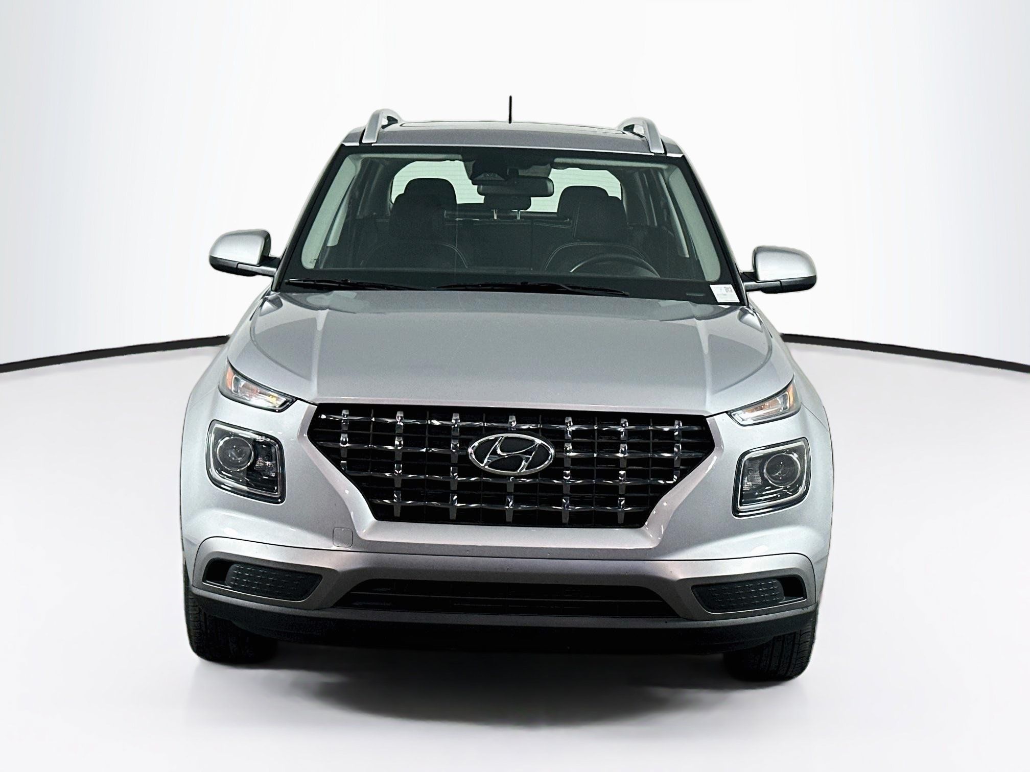 Used 2025 Hyundai Venue SEL FWD image 2