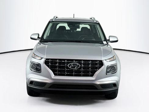 Used 2025 Hyundai Venue SEL FWD image 2