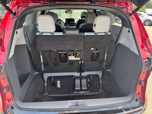 Used 2024 Toyota Sienna XSE AWD/4WD image 11