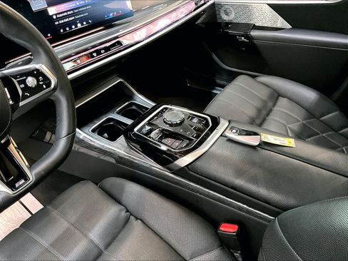Used 2023 BMW i7 xDrive60 w/ Executive Package 2 AWD/4WD image 20
