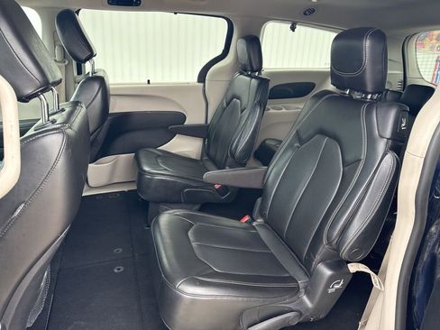 Used 2020 Chrysler Voyager Lxi image 12