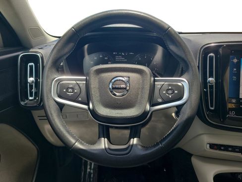 Used 2021 Volvo XC40 T4 Momentum w/ Premium Package FWD image 12