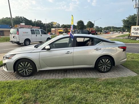 Used 2024 Nissan Altima 2.5 SV w/ SV Premium Package FWD image 3