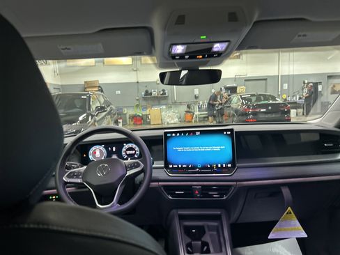 New 2025 Volkswagen Tiguan SE image 25