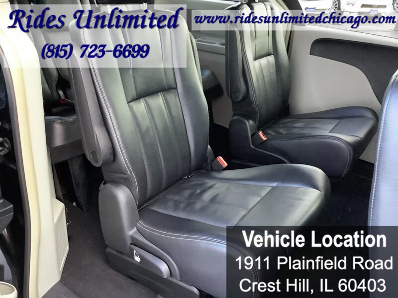 Used 2014 Chrysler Town & Country Touring FWD image 25
