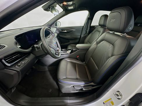 Used 2025 Buick Envista Sport Touring image 13