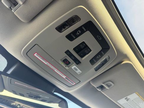 Used 2023 Toyota Sienna XLE FWD image 15