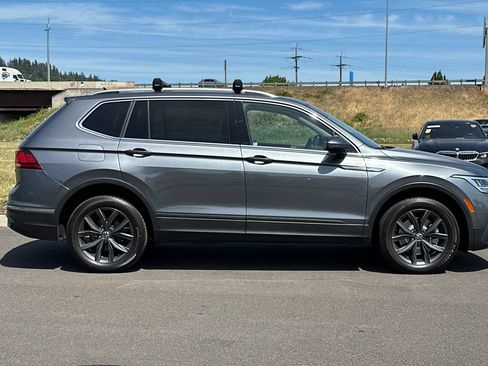 Used 2022 Volkswagen Tiguan SE AWD/4WD image 2