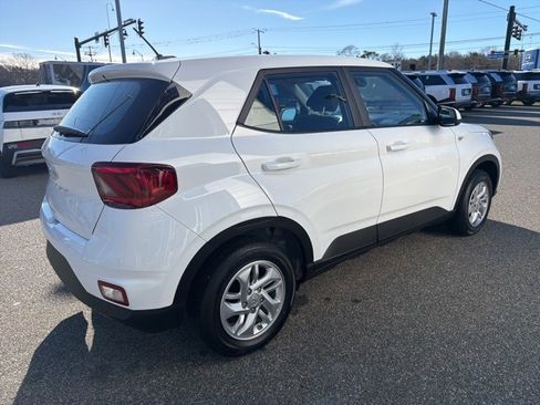 Certified 2025 Hyundai Venue SE image 6
