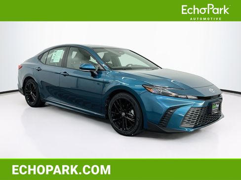 Used 2025 Toyota Camry SE FWD image 1