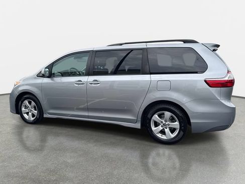 Used 2018 Toyota Sienna LE FWD image 3