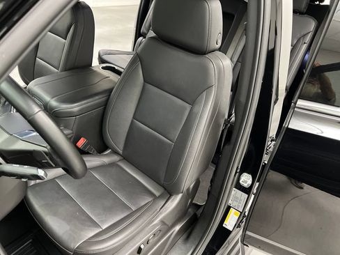 Used 2025 Chevrolet Suburban LT RWD image 11