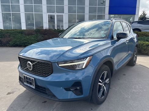Certified 2023 Volvo XC40 B5 Plus w/ Climate Package image 2