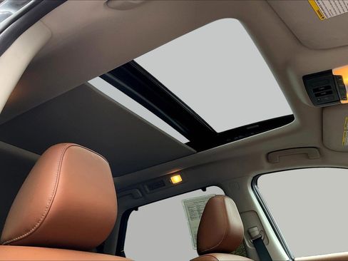 Used 2025 Nissan Pathfinder Platinum image 29