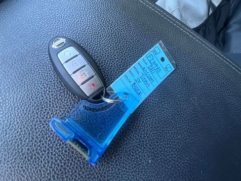 Used 2021 Nissan Titan SV w/ SV Convenience Package image 9