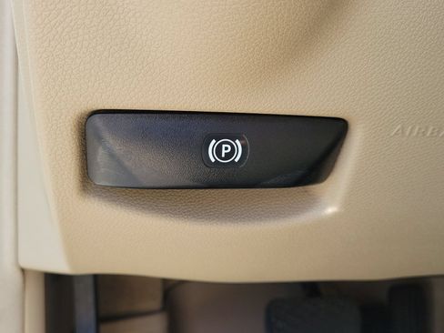 Used 2010 Mercedes-Benz C 300 Sedan image 15