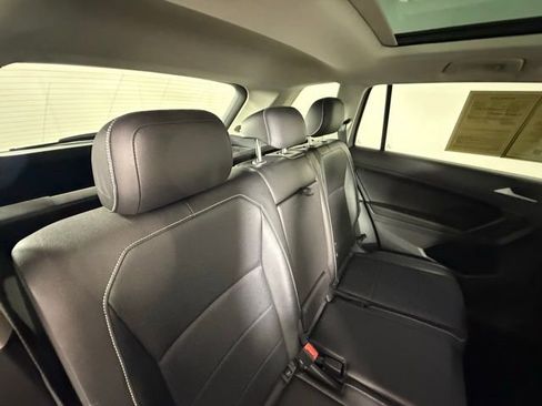Used 2021 Volkswagen Tiguan SE w/ Panoramic Sunroof Package image 26