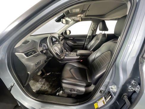 Used 2023 Toyota Highlander XLE image 21