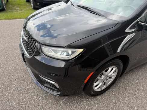 Used 2021 Chrysler Pacifica Touring-L FWD image 4