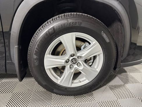 Used 2023 Toyota Highlander LE AWD/4WD image 11