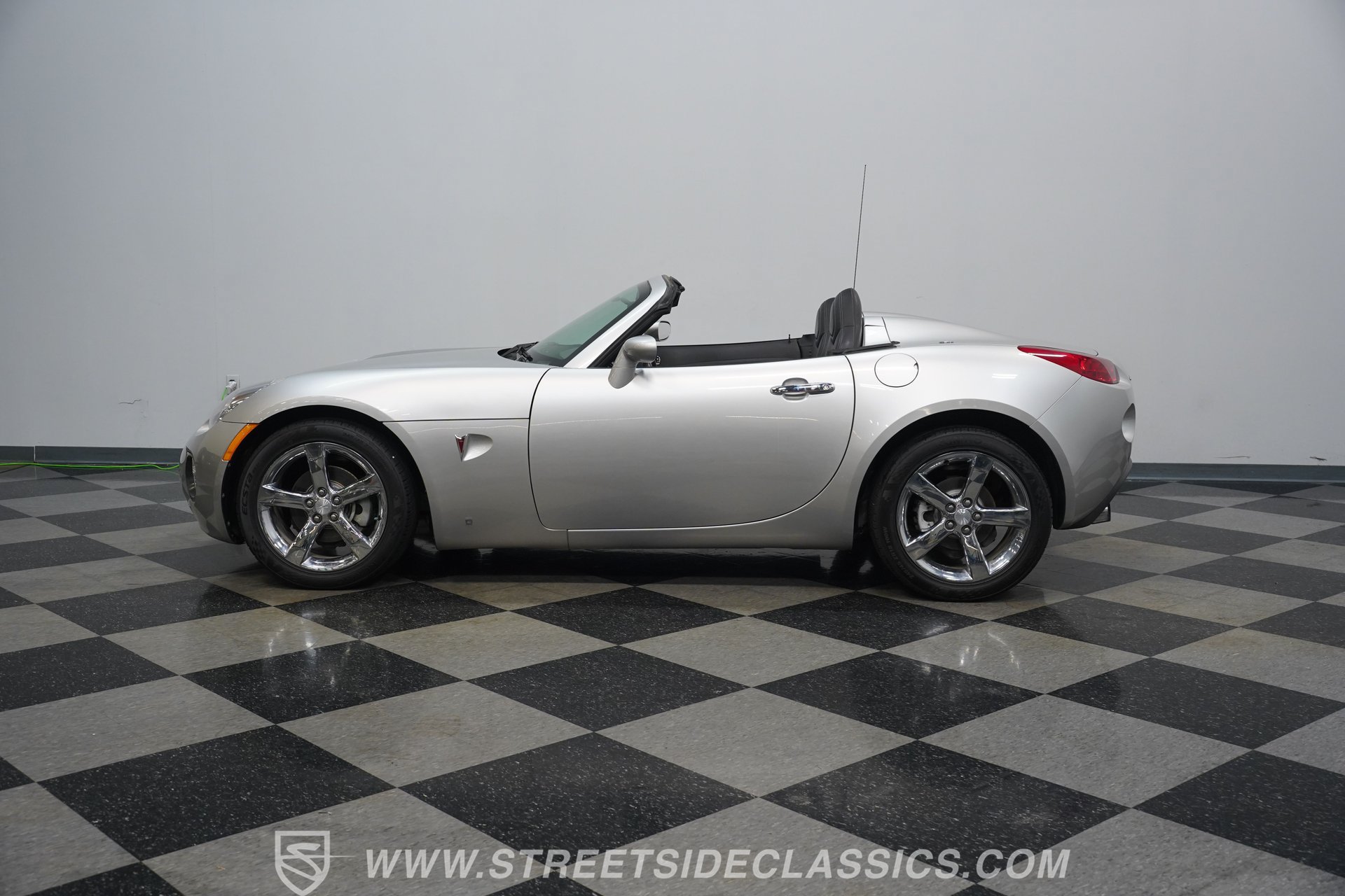 Used 2007 Pontiac Solstice GXP w/ Premium Package RWD image 2