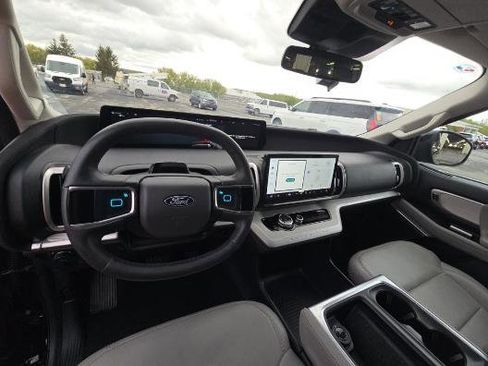 Used 2025 Ford Expedition Active AWD/4WD image 3