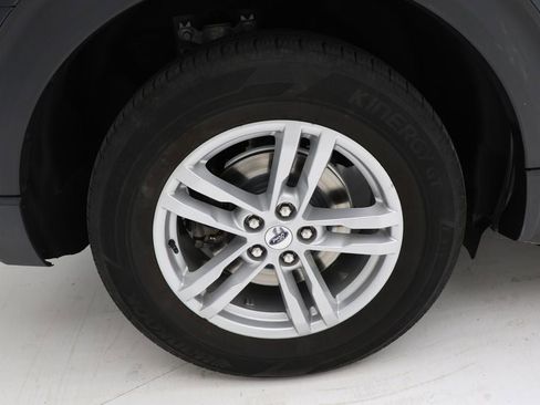 Used 2022 Ford Explorer XLT w/ Equipment Group 202A image 10