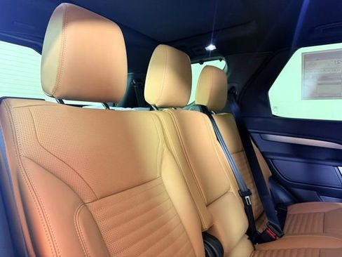 Certified 2025 Land Rover Discovery Dynamic SE image 33