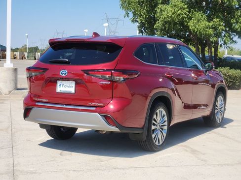 Used 2024 Toyota Highlander Platinum FWD image 5