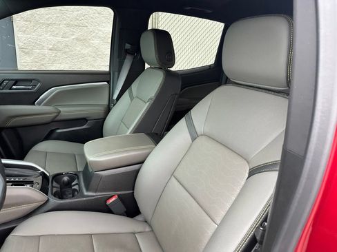Used 2026 Chevrolet Colorado ZR2 w/ Technology Package AWD/4WD image 12