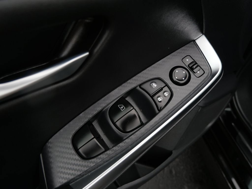 Used 2025 Nissan Sentra SR FWD image 17