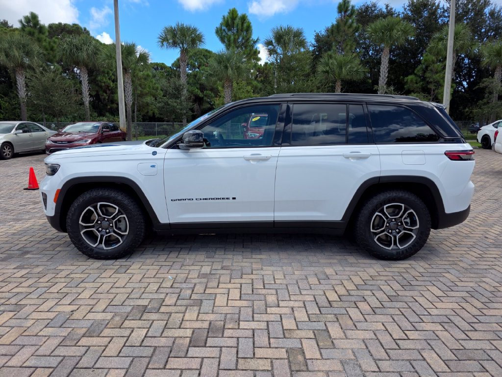 Used 2024 Jeep Grand Cherokee Trailhawk w/ Advanced Protech Group II AWD/4WD image 8
