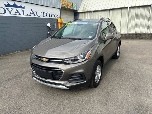 Used 2022 Chevrolet Trax LT w/ Driver Confidence Package image 2