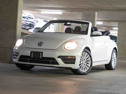Used 2019 Volkswagen Beetle 2.0T SE FWD image 1