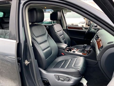 Used 2014 Volkswagen Touareg TDI image 9