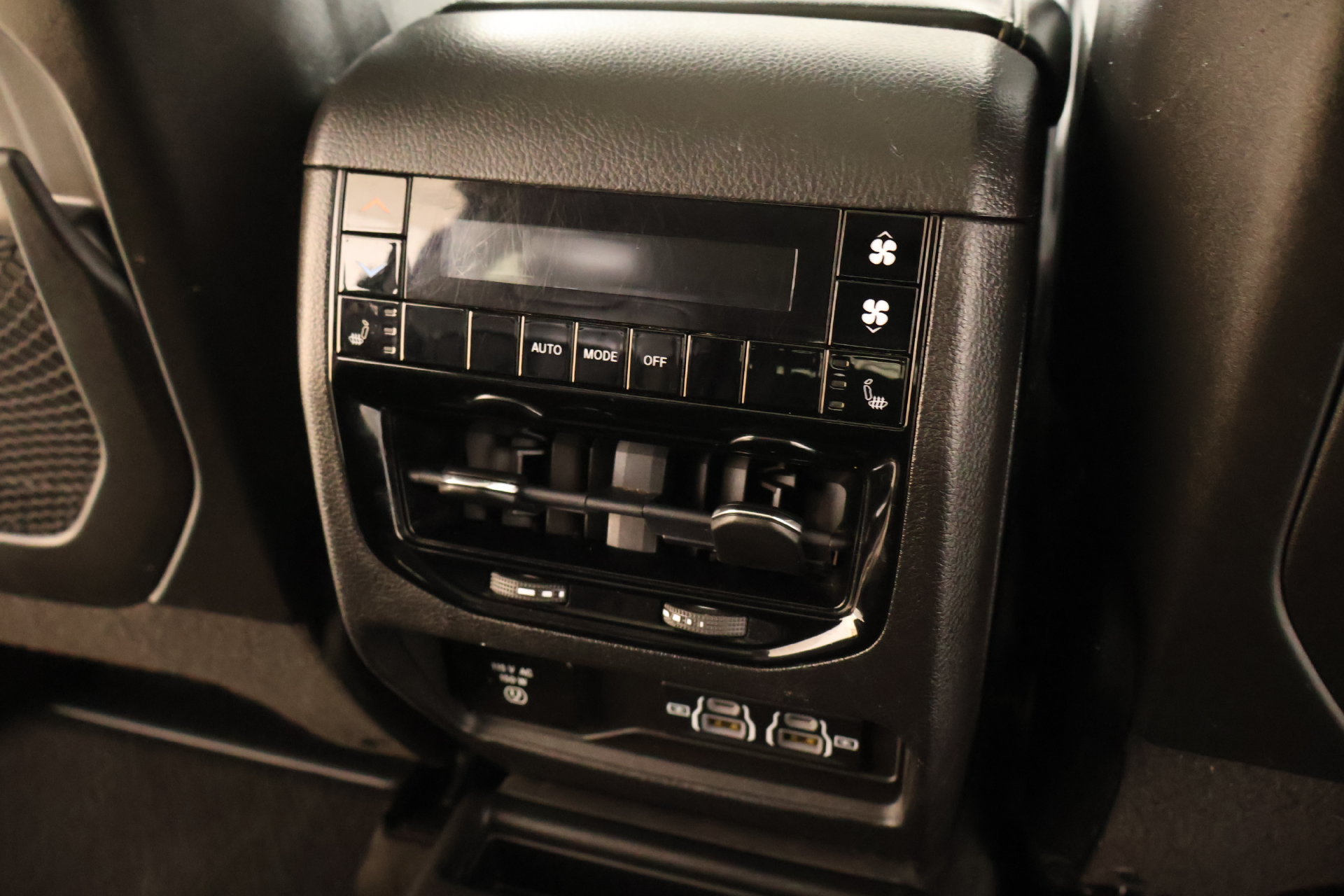 Used 2022 Jeep Grand Cherokee L Limited w/ Luxury Tech Group II RWD image 17
