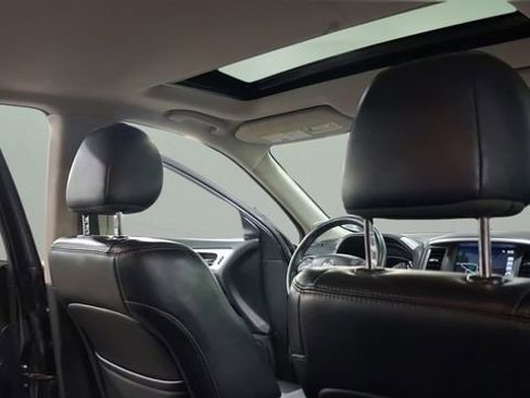 Used 2020 Nissan Pathfinder Platinum FWD image 16