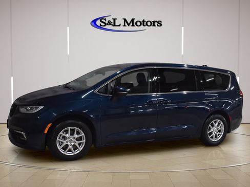 Used 2023 Chrysler Pacifica Touring-L FWD image 3