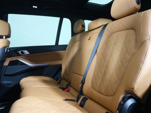 Used 2025 BMW X7 xDrive40i w/ M Sport Package image 16