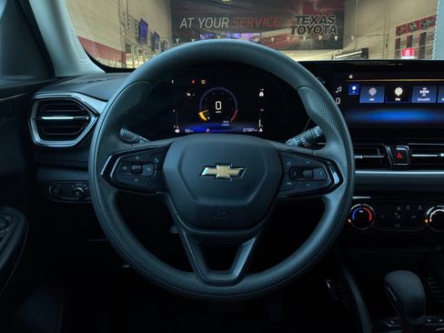 Used 2025 Chevrolet TrailBlazer LT FWD image 30