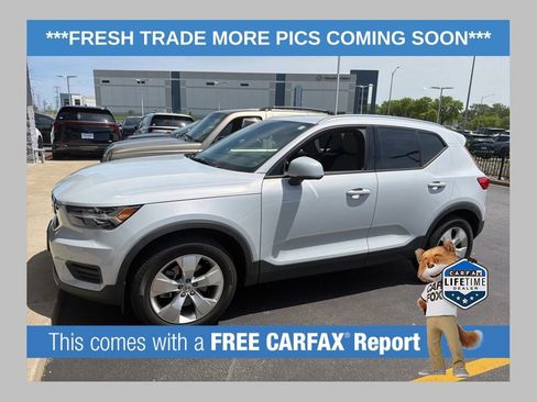 Used 2020 Volvo XC40 T4 Momentum FWD image 1