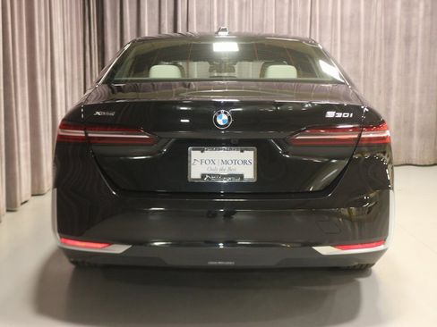 Used 2025 BMW 530i xDrive w/ Premium Package image 3