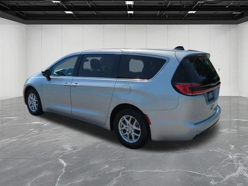 Used 2024 Chrysler Pacifica Touring-L FWD image 3