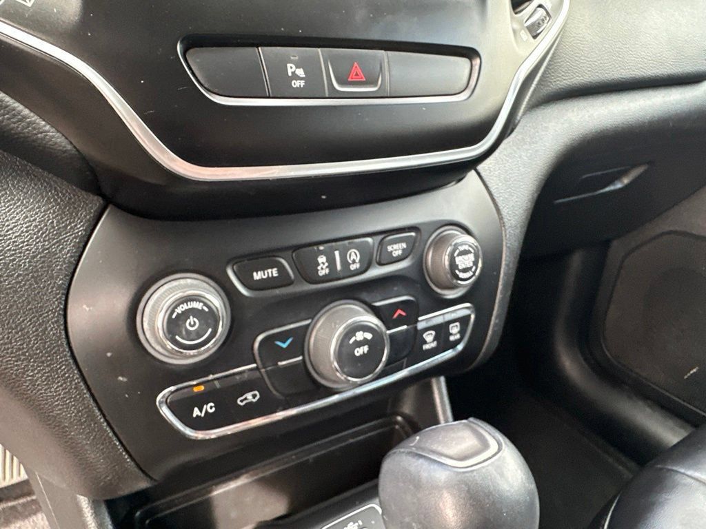 Certified 2019 Jeep Cherokee Latitude Plus AWD/4WD image 17