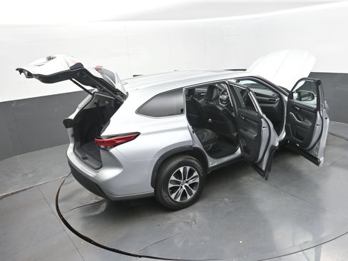 Used 2022 Toyota Highlander XLE FWD image 42