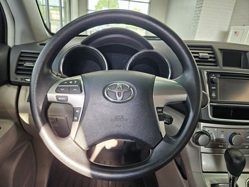 Used 2013 Toyota Highlander Plus FWD image 19
