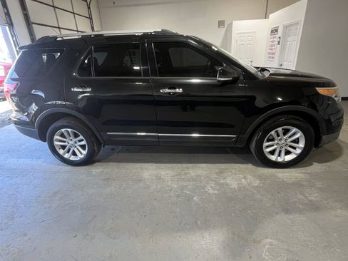 Used 2013 Ford Explorer XLT image 2